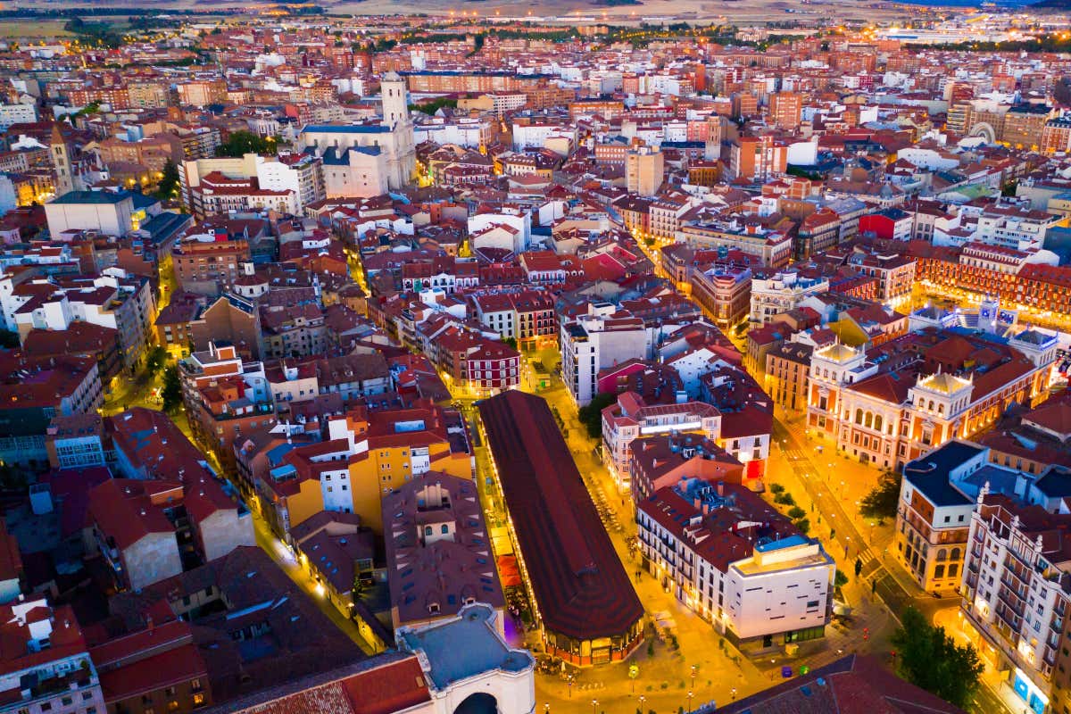 Vista aérea del centro histórico de una ciudad iluminado por la noche