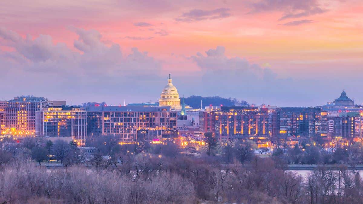 Capitolio con los colores del atardecer de fondo en Washington, D.C.