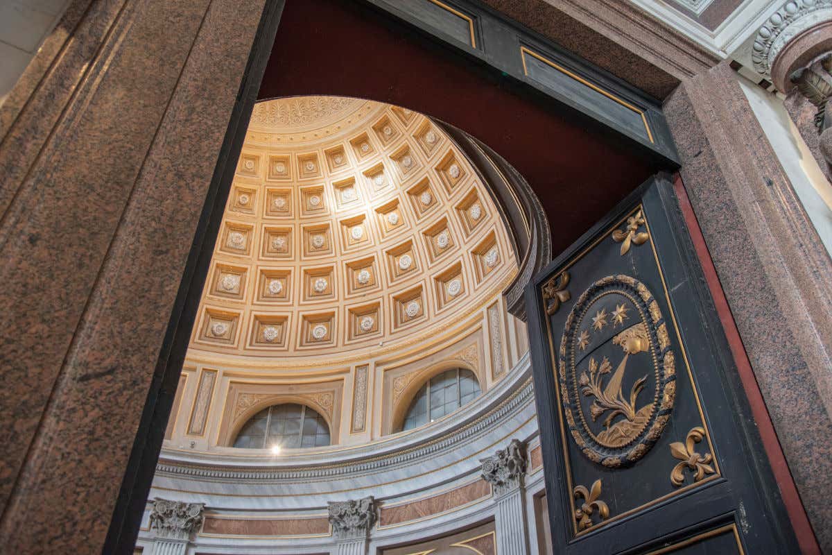 Pórtico de entrada a una de las salas de los Museos Vaticanos donde se puede atisbar una cúpula decorada