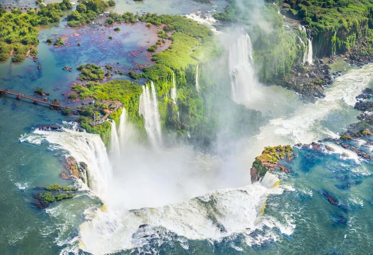 Bela vista aérea das Cataratas do Iguaçu do passeio de helicóptero