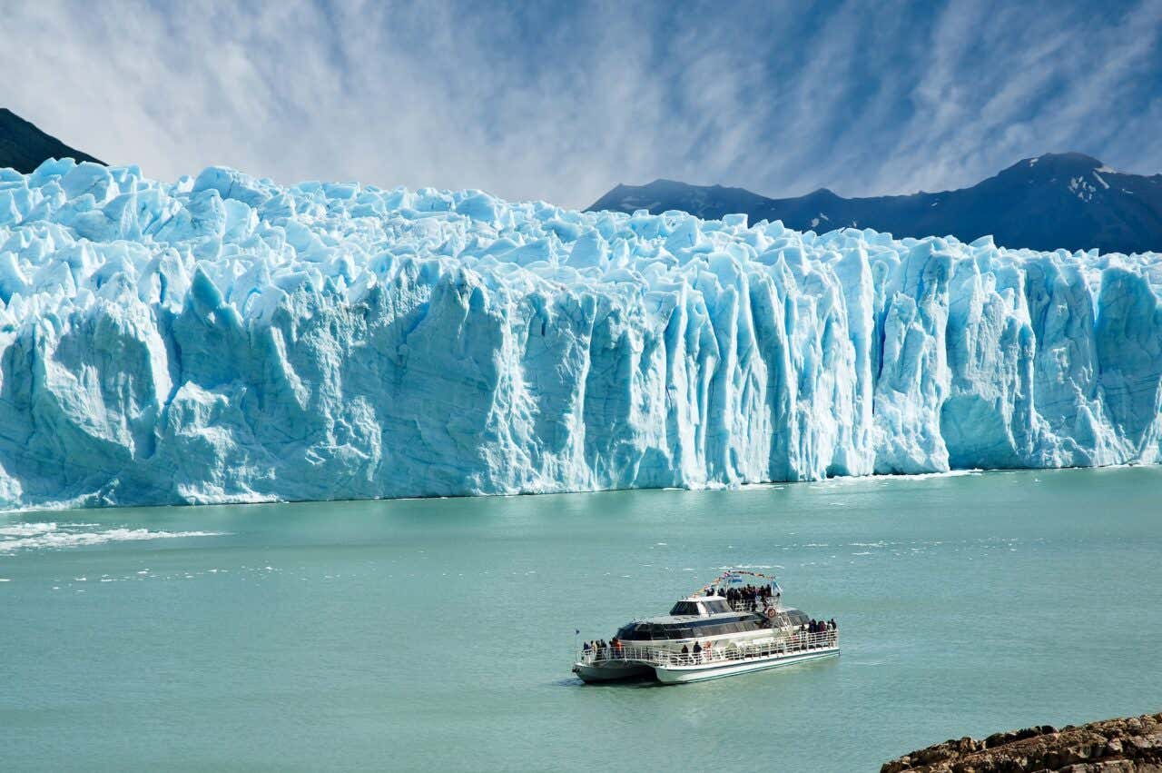 Barco navegando perto do glaciar Perito Moreno, na Patagônia, Argentina