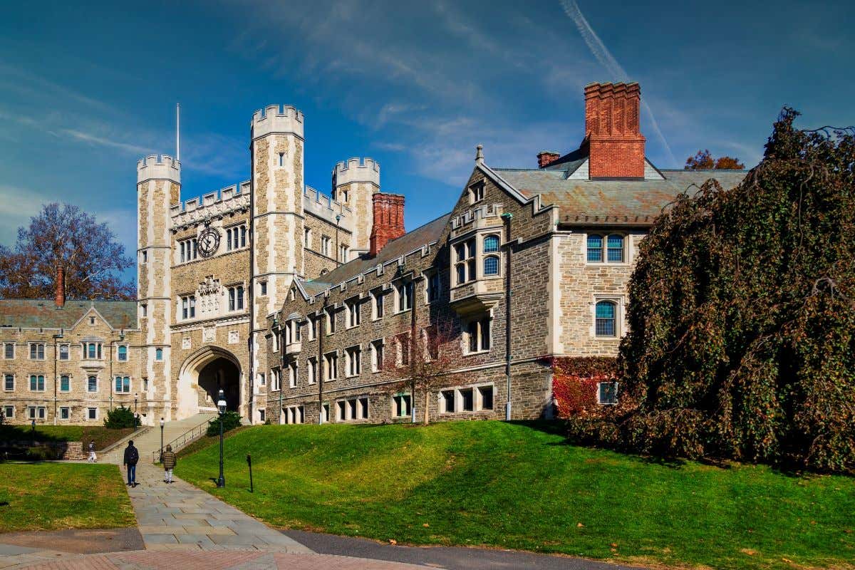 Fachada exterior de la Universidad de Princeton con el cielo azul de fondo