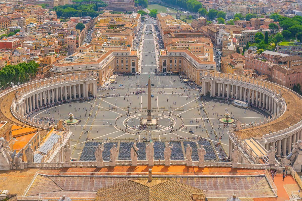 Vista aérea de la plaza del Vaticano con su forma circular rodeada de columnas y con un gran obelisco en el centro