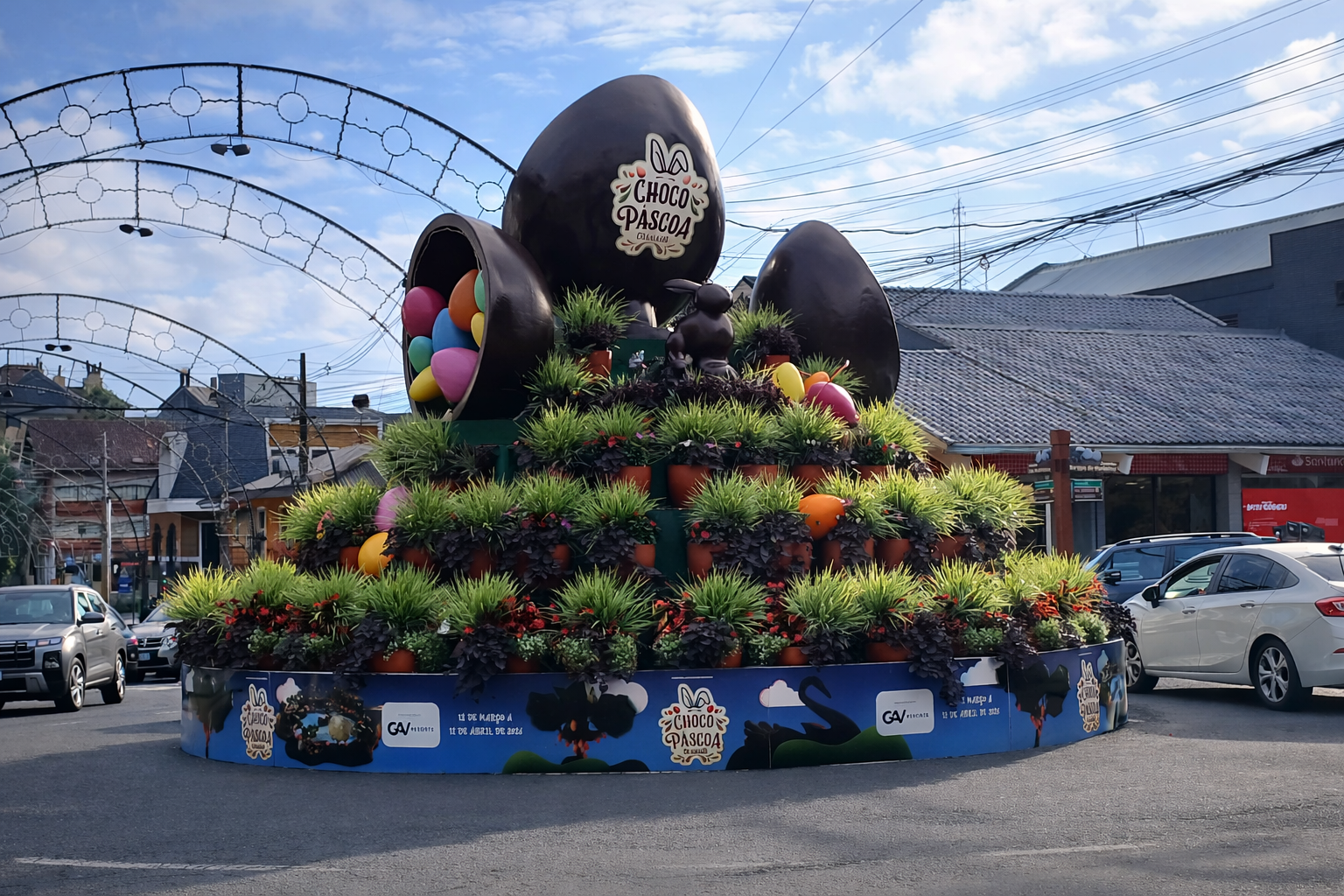 Uma das típicas rotatórias de Gramado durante a Páscoa