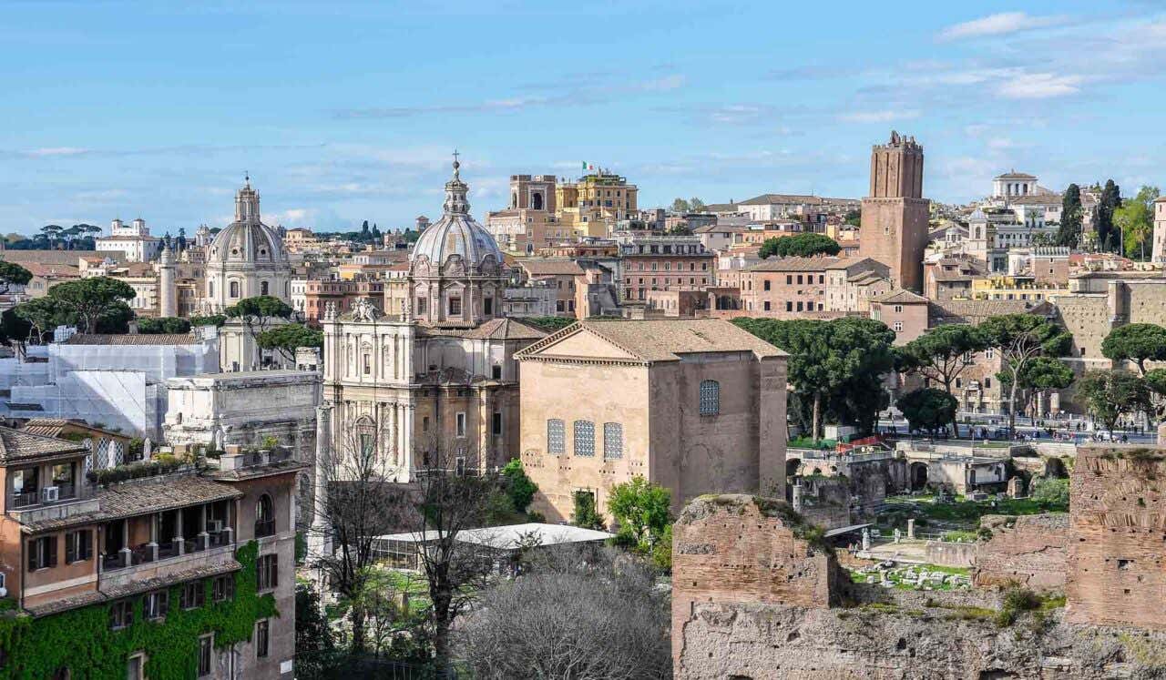 Vista aérea de la zona antigua de Roma con edificios históricos.