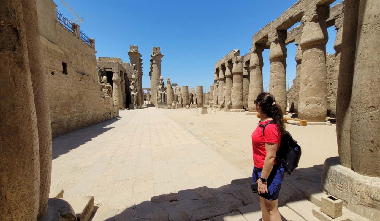 Una mujer en el templo de Luxor, en Egipto.