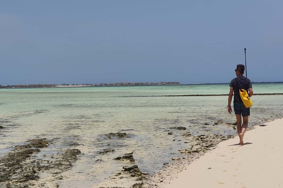 Un hombre paseando por la playa de Egipto.
