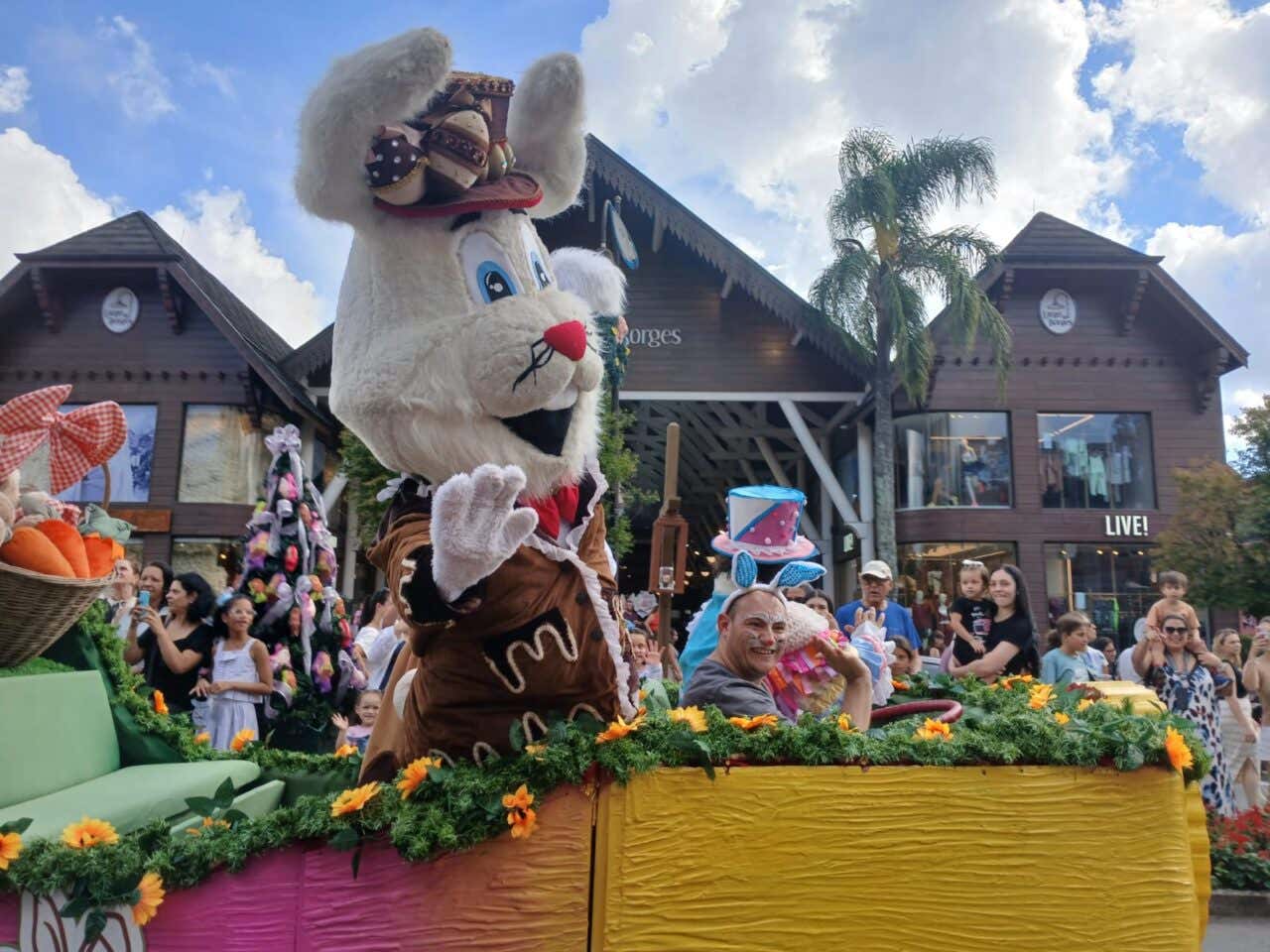 Um carro no desfile de Páscoa em Gramado