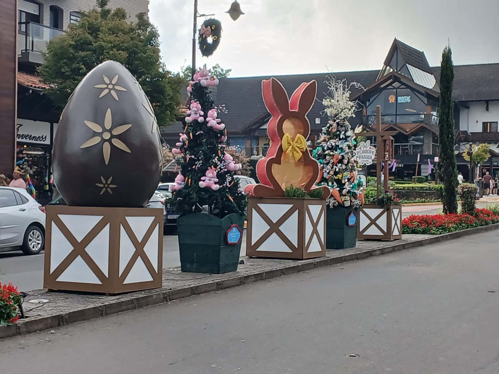 Enfeites de Páscoa em uma rua de Gramado