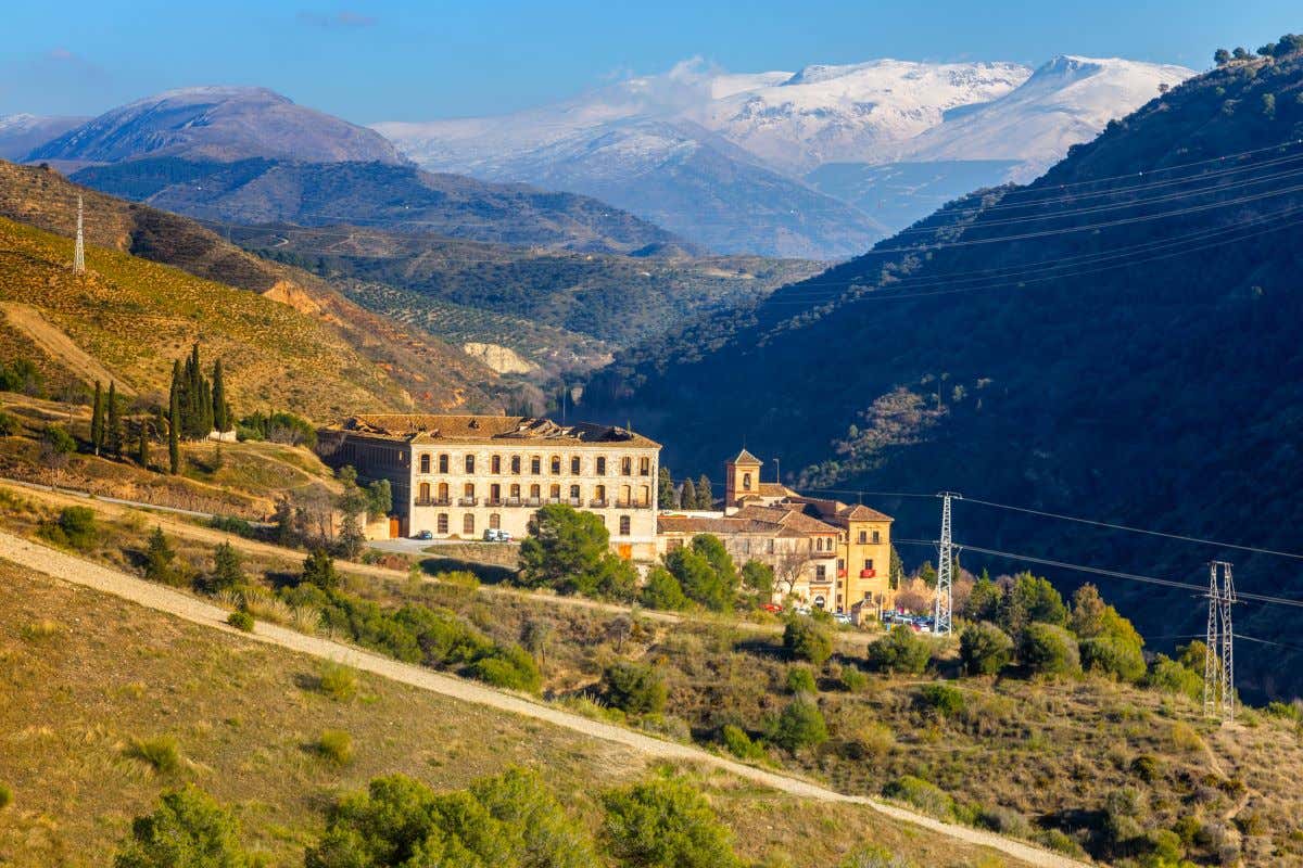 Panorámica de la Abadía del Sacromonte con las montañas nevadas de fondo