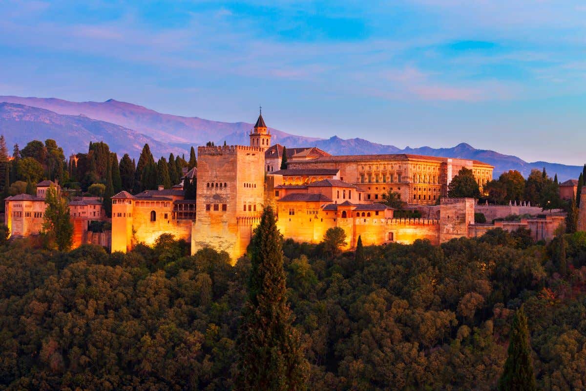 Vista panorámica de la Alhambra al atardecer