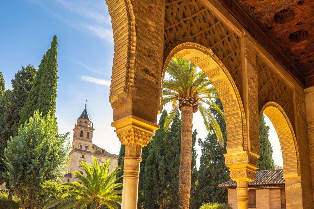 Detalles de los arcos de herradura en el interior de la Alhambra