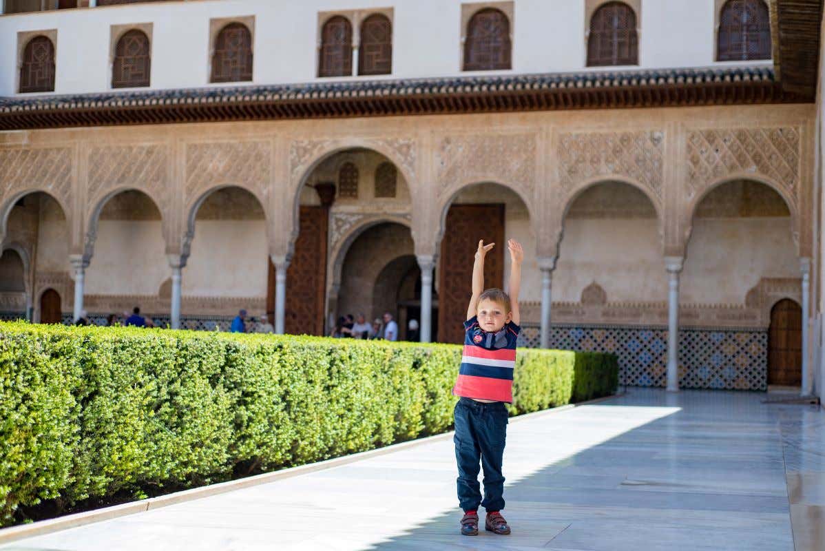 Un niño jugando en uno de los patios de la Alhambra de Granada 