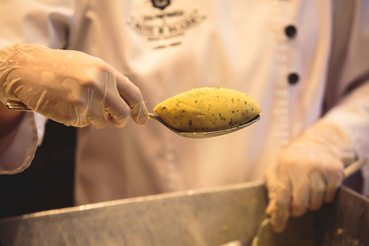 Cocinero haciendo unos Bolinhos de Bacalhau