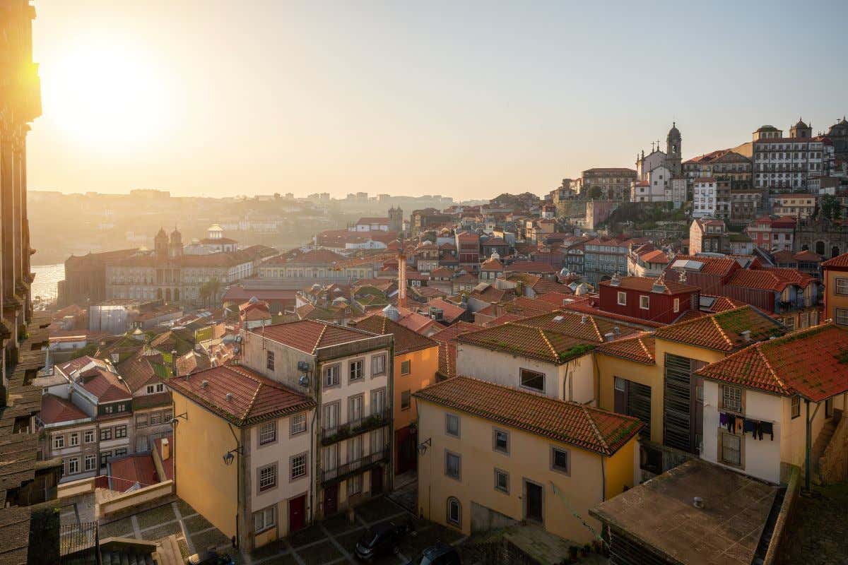 Atardecer sobre los tejados en el barrio de la Baixa, Oporto