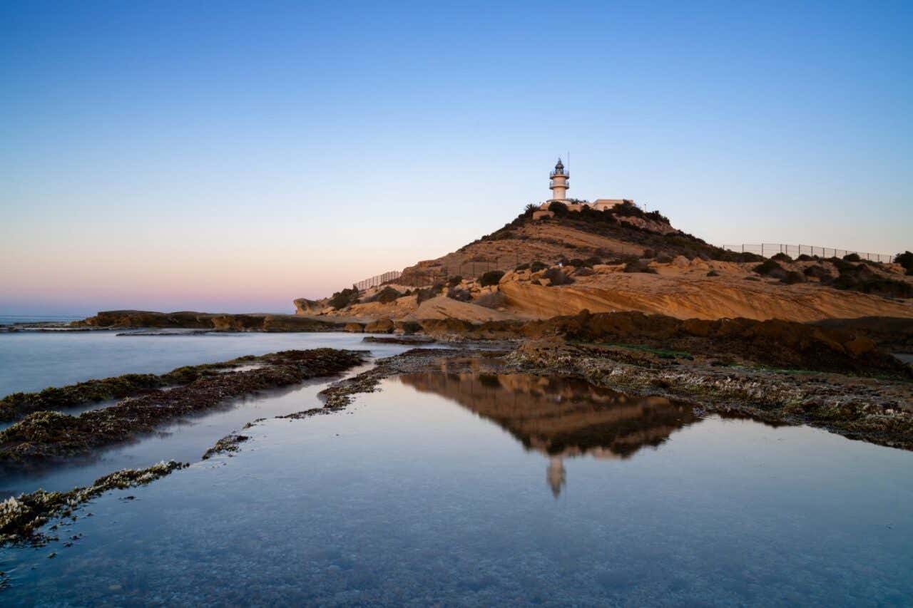 Panorámica del Cabo de las Huertas al atardecer donde se aprecia un faro