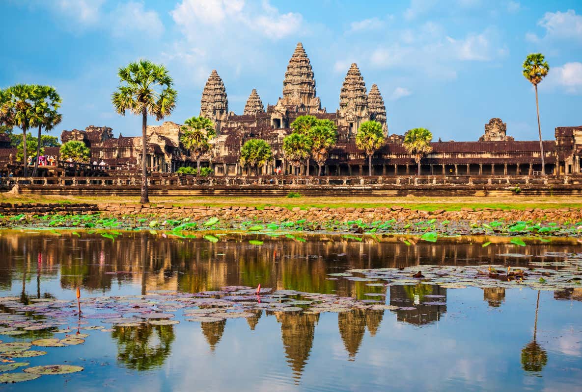 Vue sur le temple Angkor Wat sous un ciel bleu