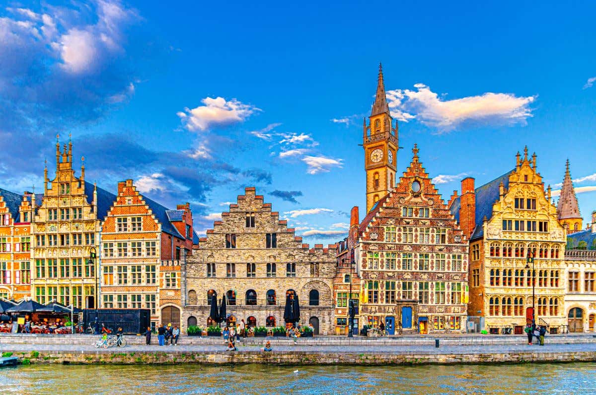 Casitas típicas de Gante con el cielo azul de fondo 