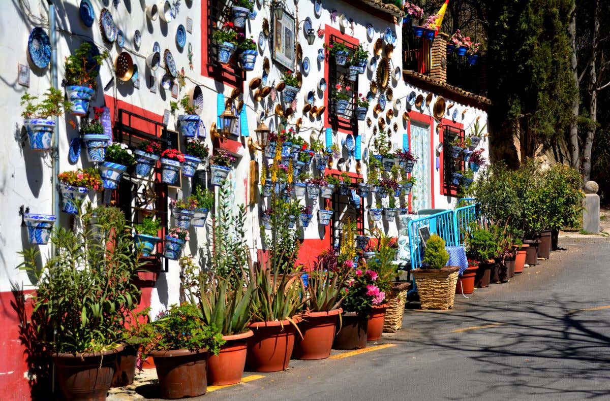 Casitas del barrio de Sacromonte con macetas decorativas