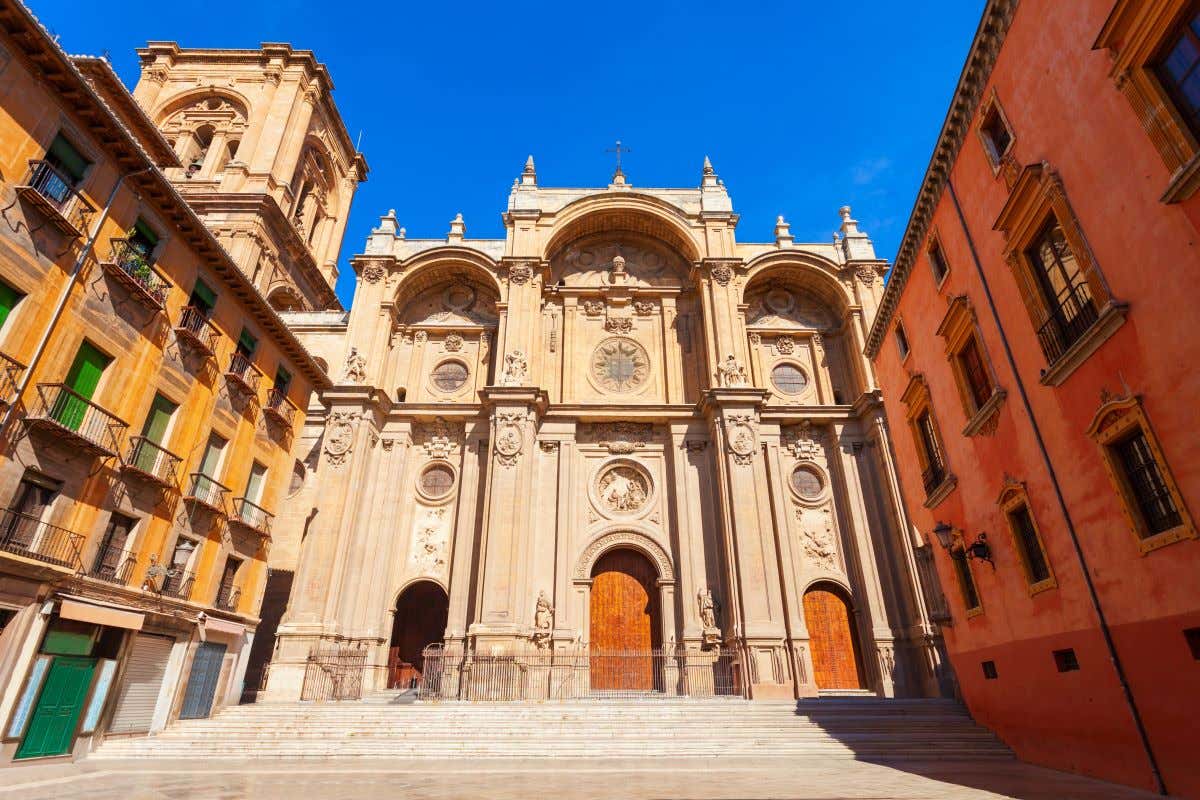 Fachada de la Catedral de Granada, también conocida como la Catedral de la Encarnación, con el cielo azul de fondo