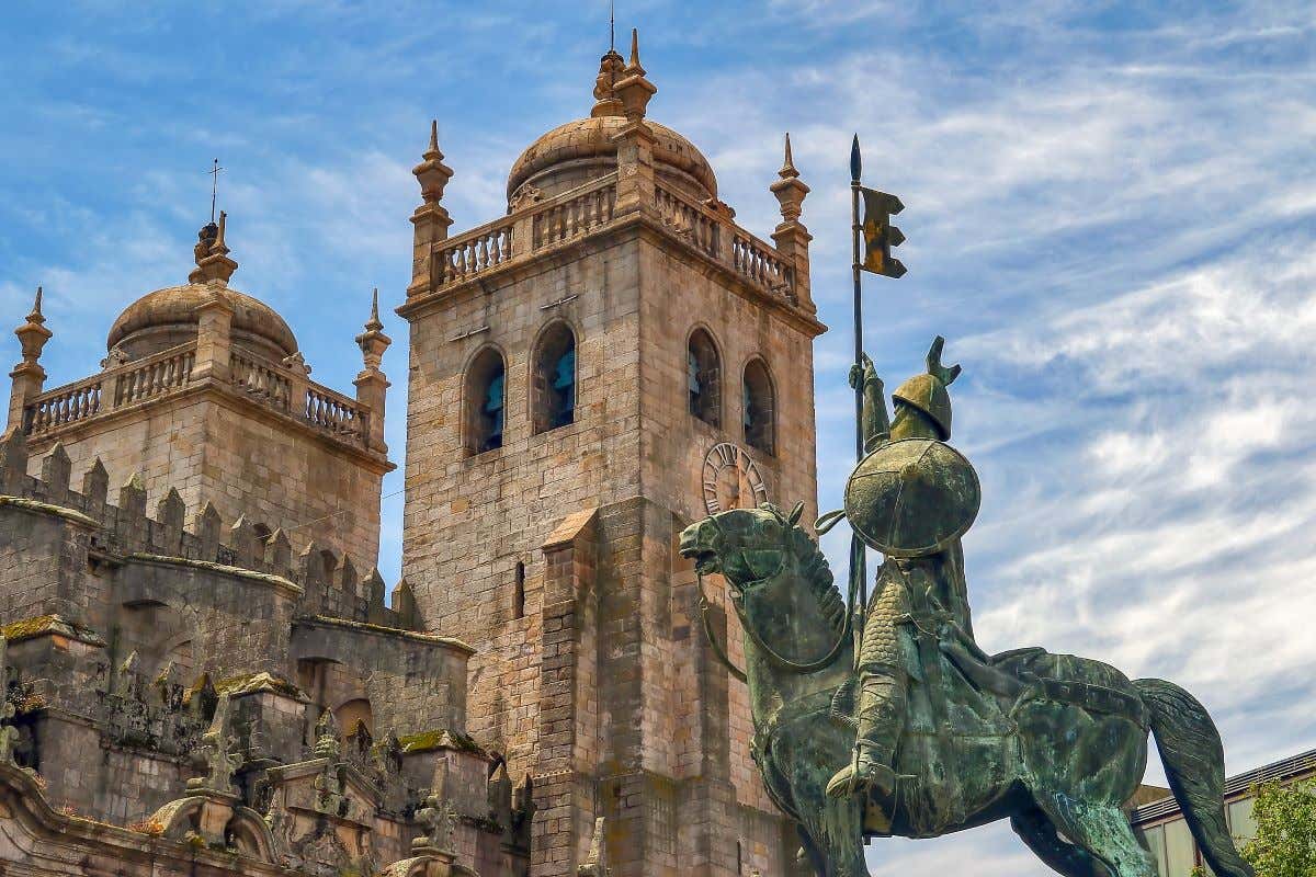 Vista del exterior de la Catedral de Oporto y la escultura del conde Vimara Peres