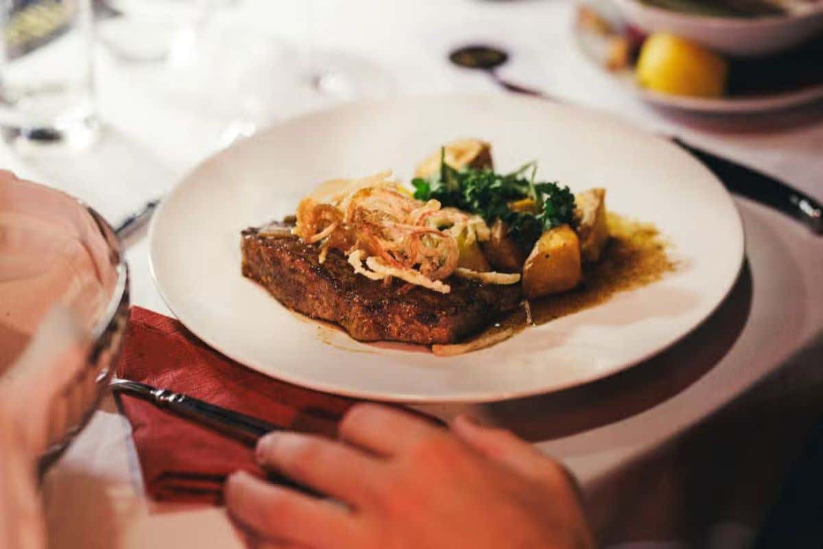 Detalle de un plato con un filete empanado típico de Viena
