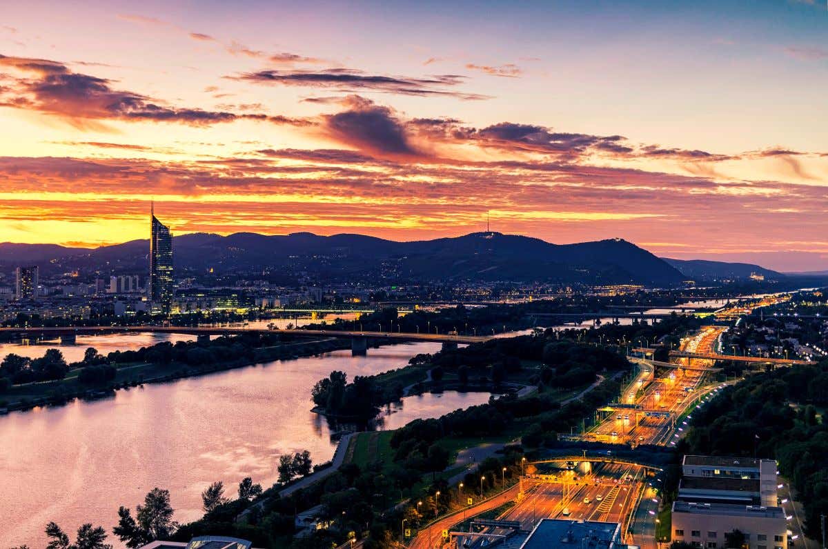 Vistas de Viena y el río Danubio al atardecer