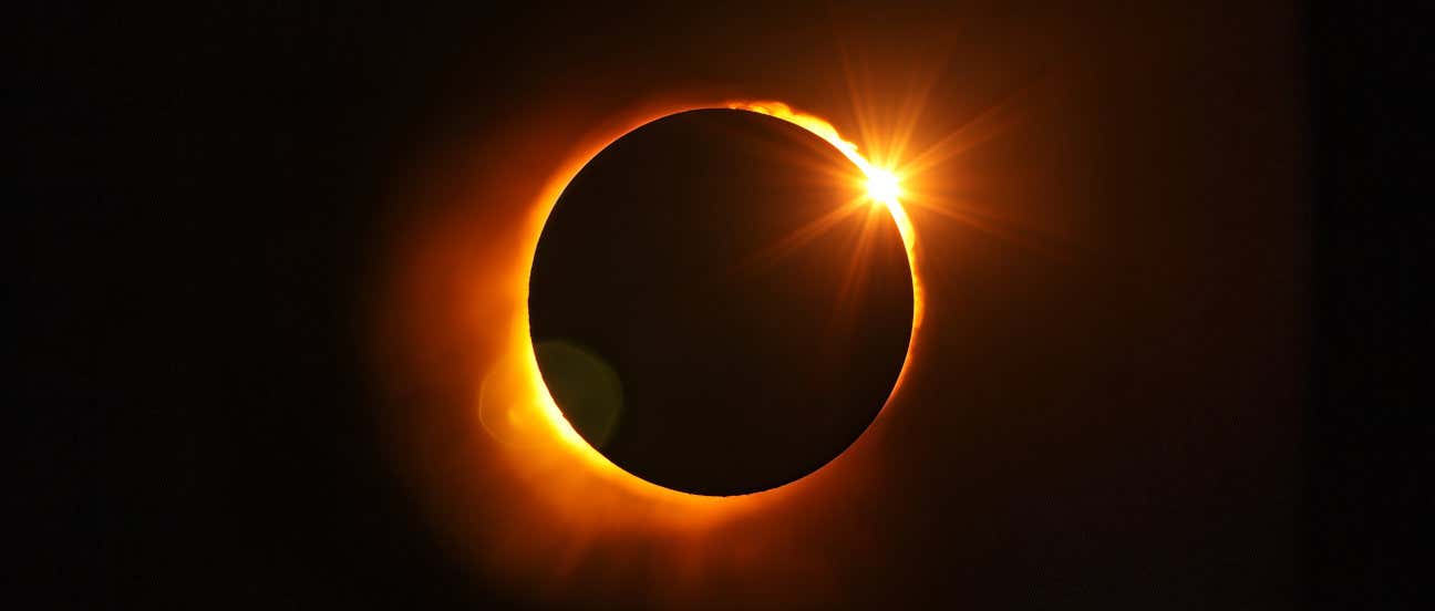 Un eclipse solar total con la Luna tapando al Sol