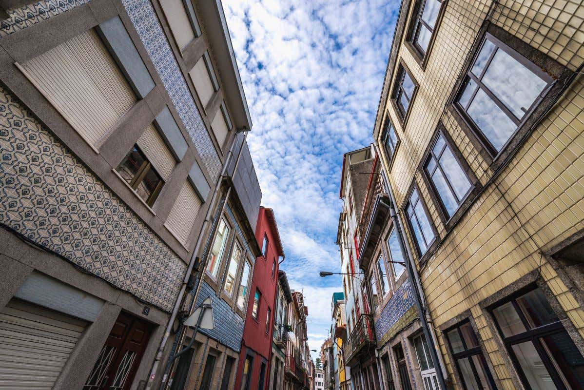 Una calle donde se ve la arquitectura típica de Oporto