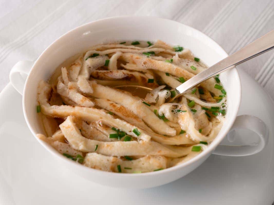 Detalle de un plato donde se ve una sopa típica de Austria