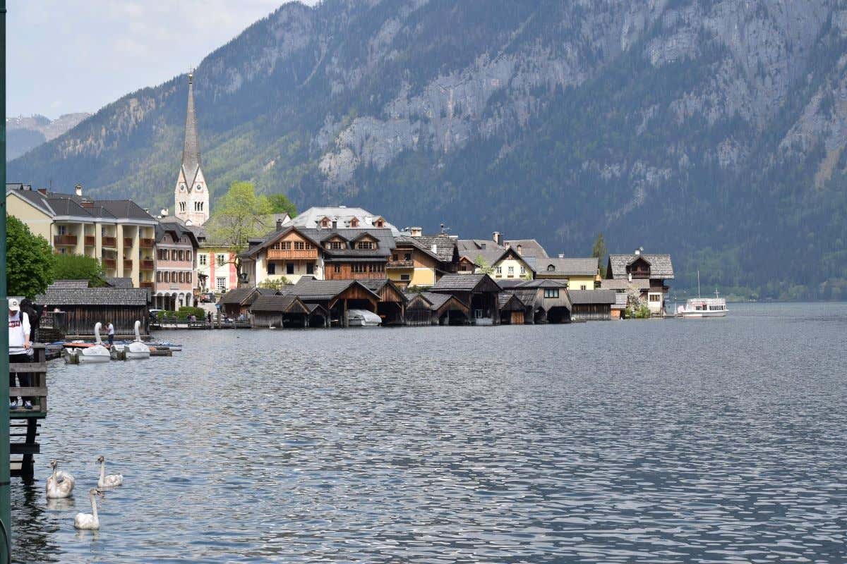 Panorámica de Hallstatt, un pueblo de Austria construido junto a un lago