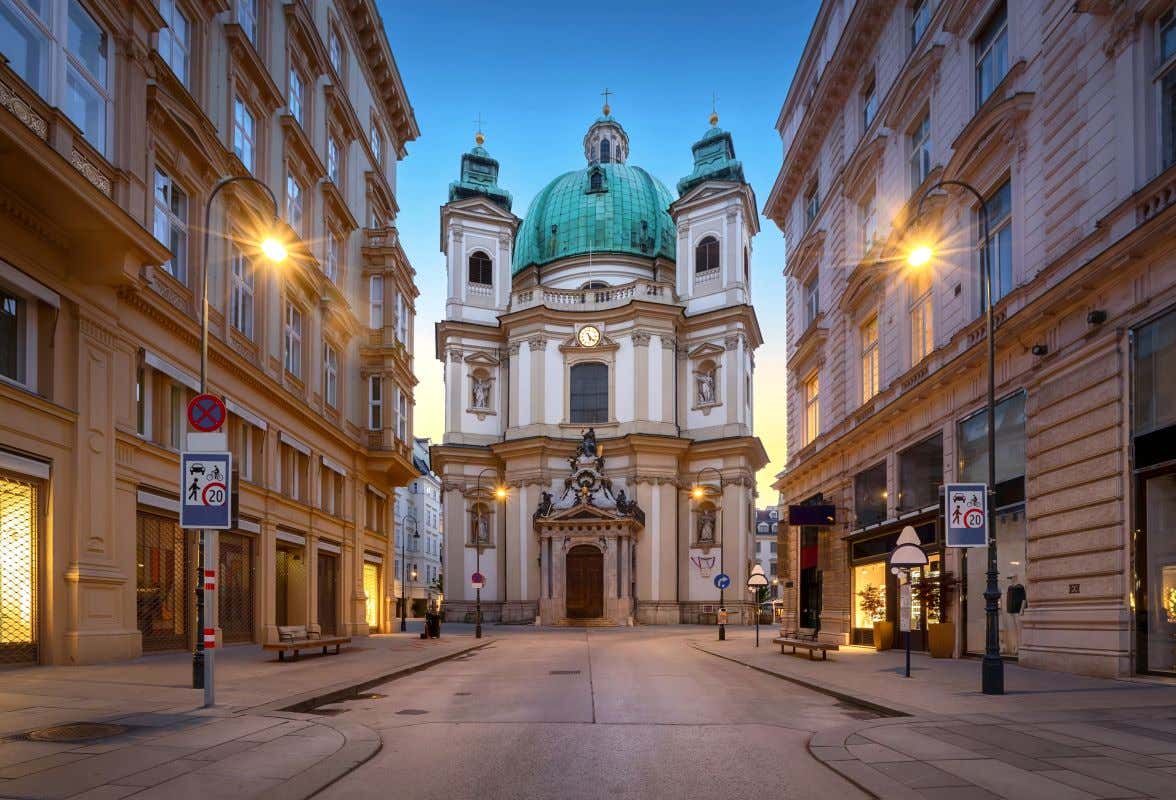 Iglesia de Viena iluminada al anochecer