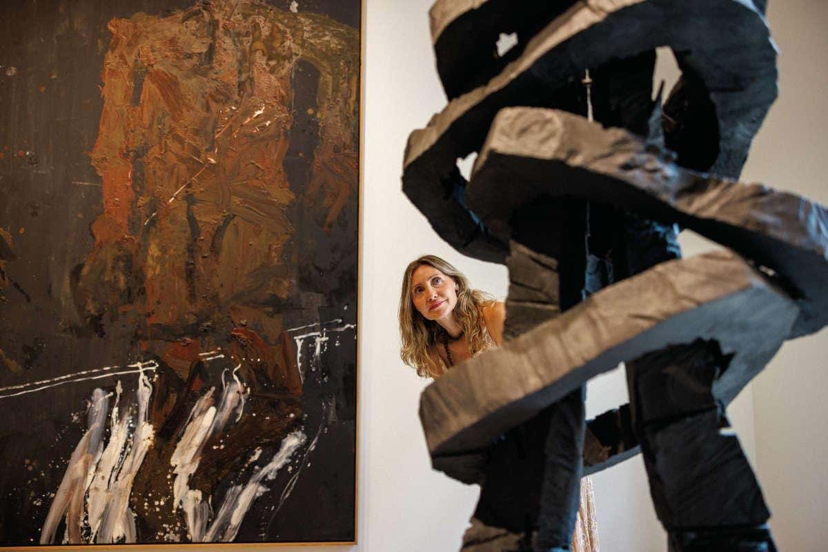 Una mujer detrás de una obra de arte en un museo