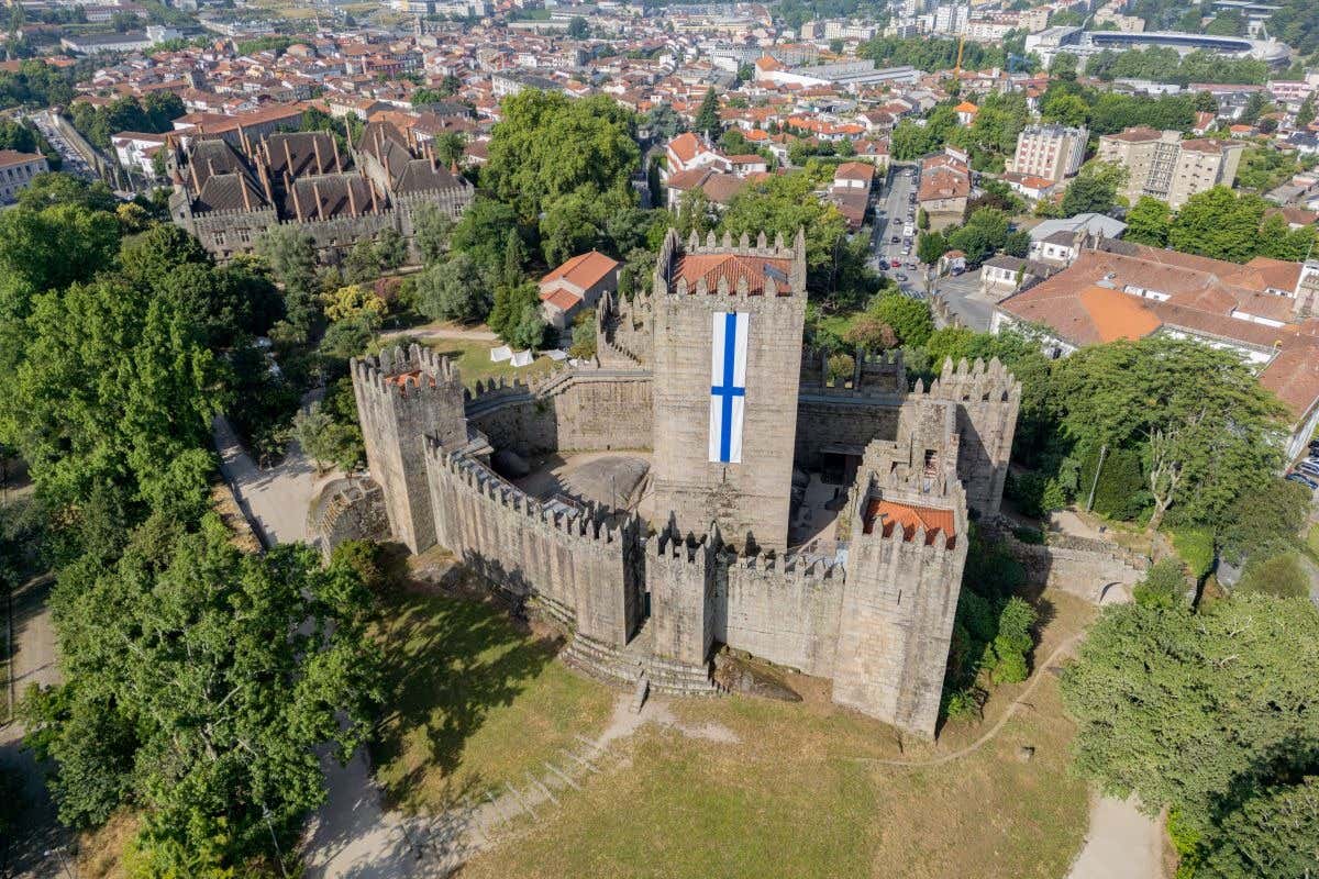 Vista panorámica del castillo de Guimarães en un día despejado
