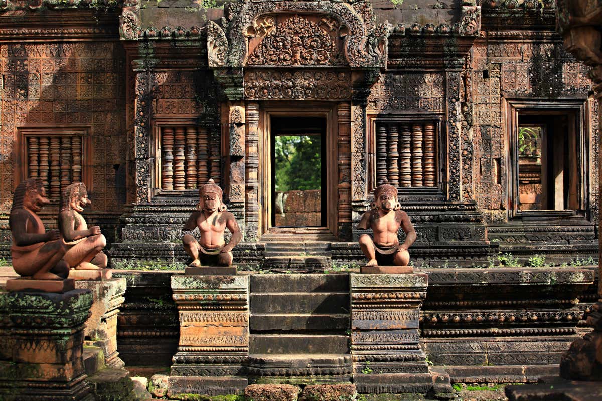 Sculptures devant le temple Banteay Srei, le temple des femmes