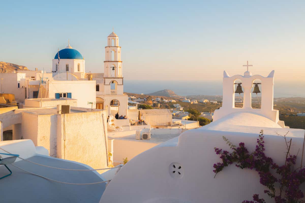Vue sur le village de Pyrgos, sur l'île de Santorin