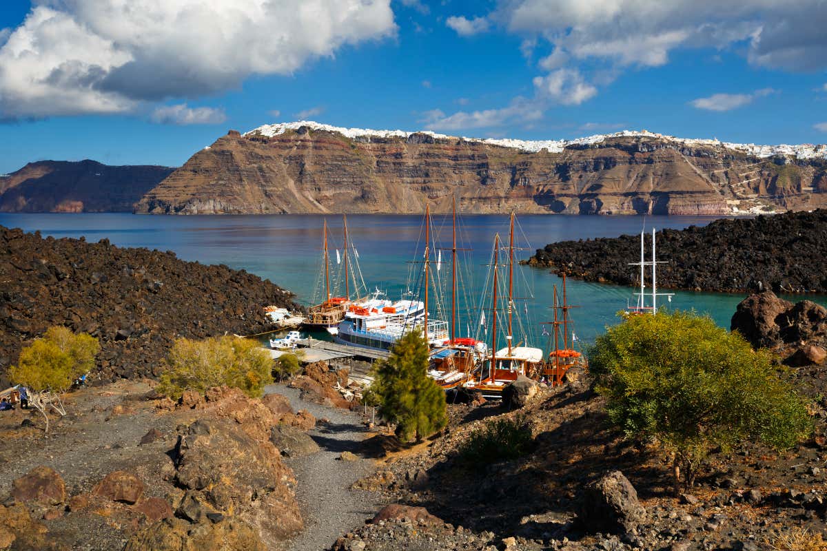 Bateaux au bord de l'île volcanique de Nea Kameni