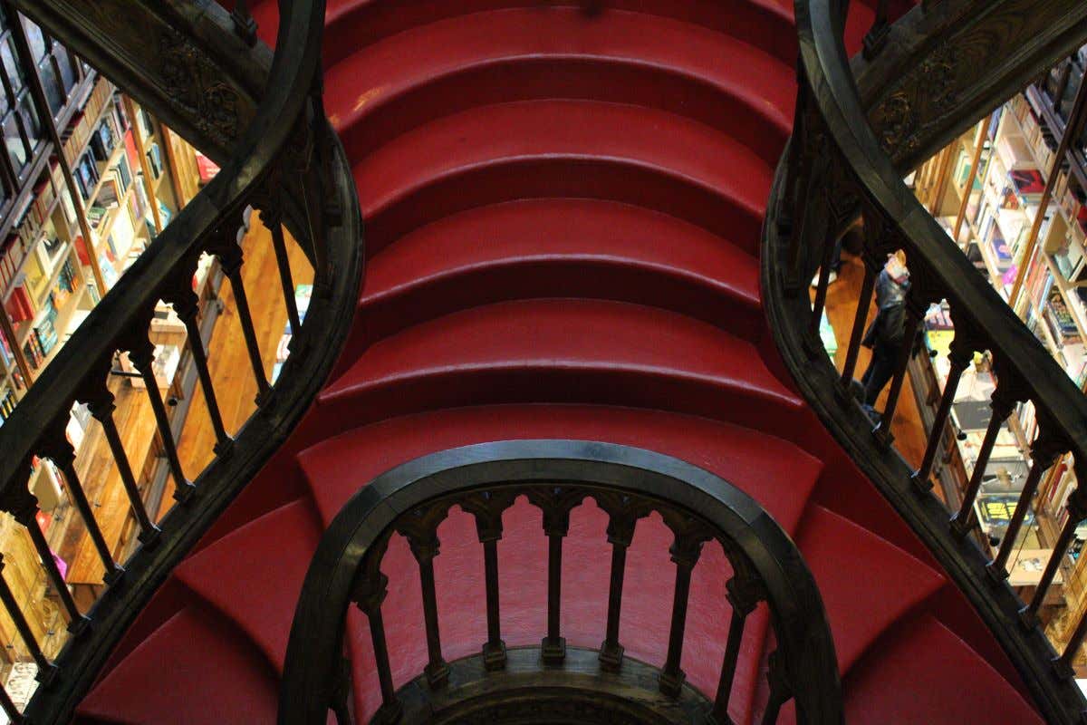Detalle de las escaleras de la Librería Lello