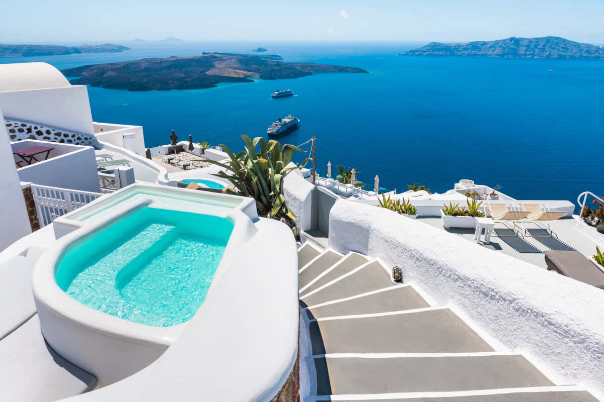 Vue sur la mer Égée depuis un hôtel avec piscine à Santorin