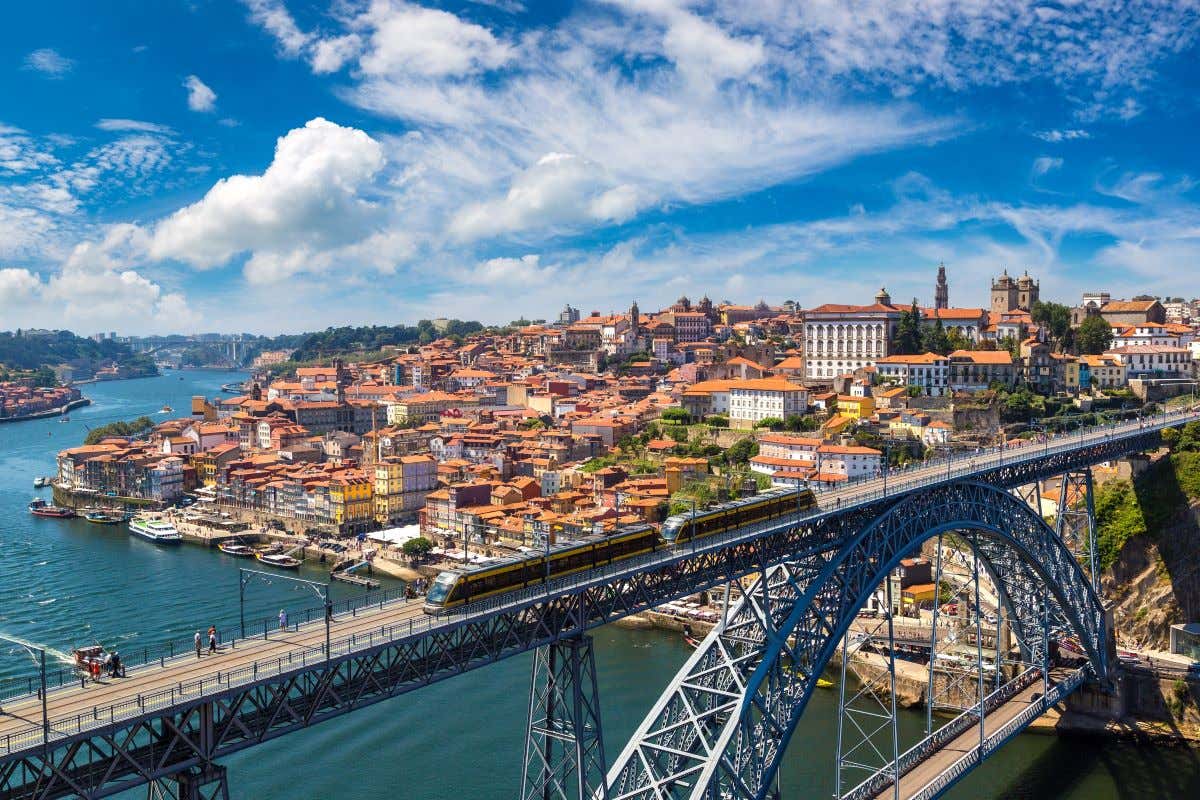 Vistas de un puente de Oporto por el que pasa un metro