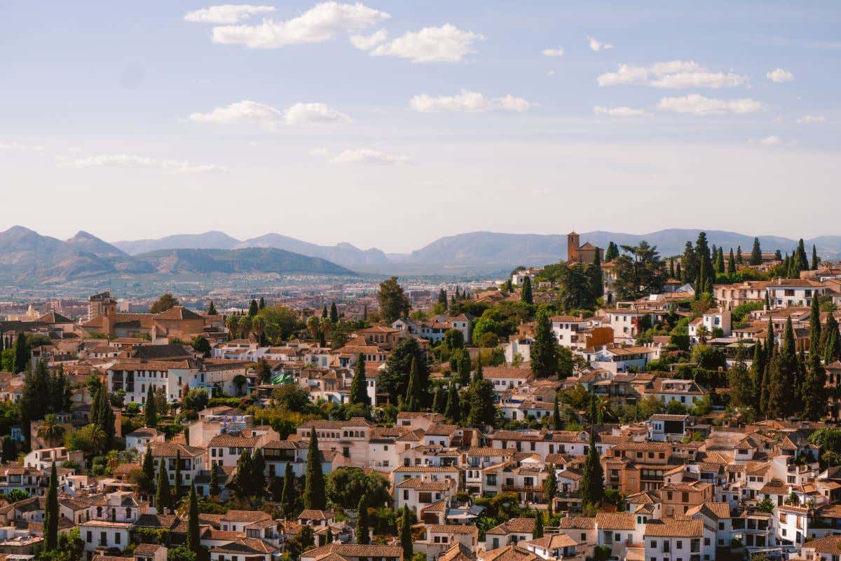 Casas blancas de Granada desde el mirador de la Churra con las montañas de fondo
