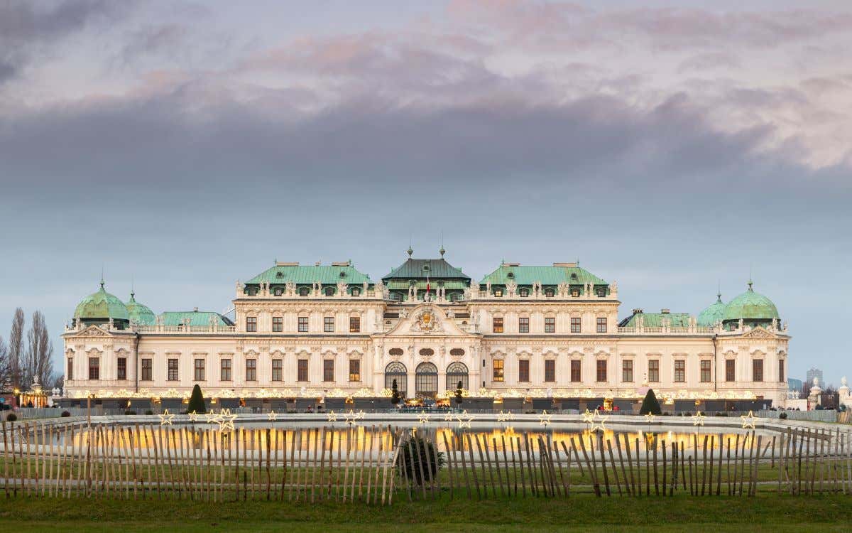 Vista panorámica del Museo Belvedere en un día nublado