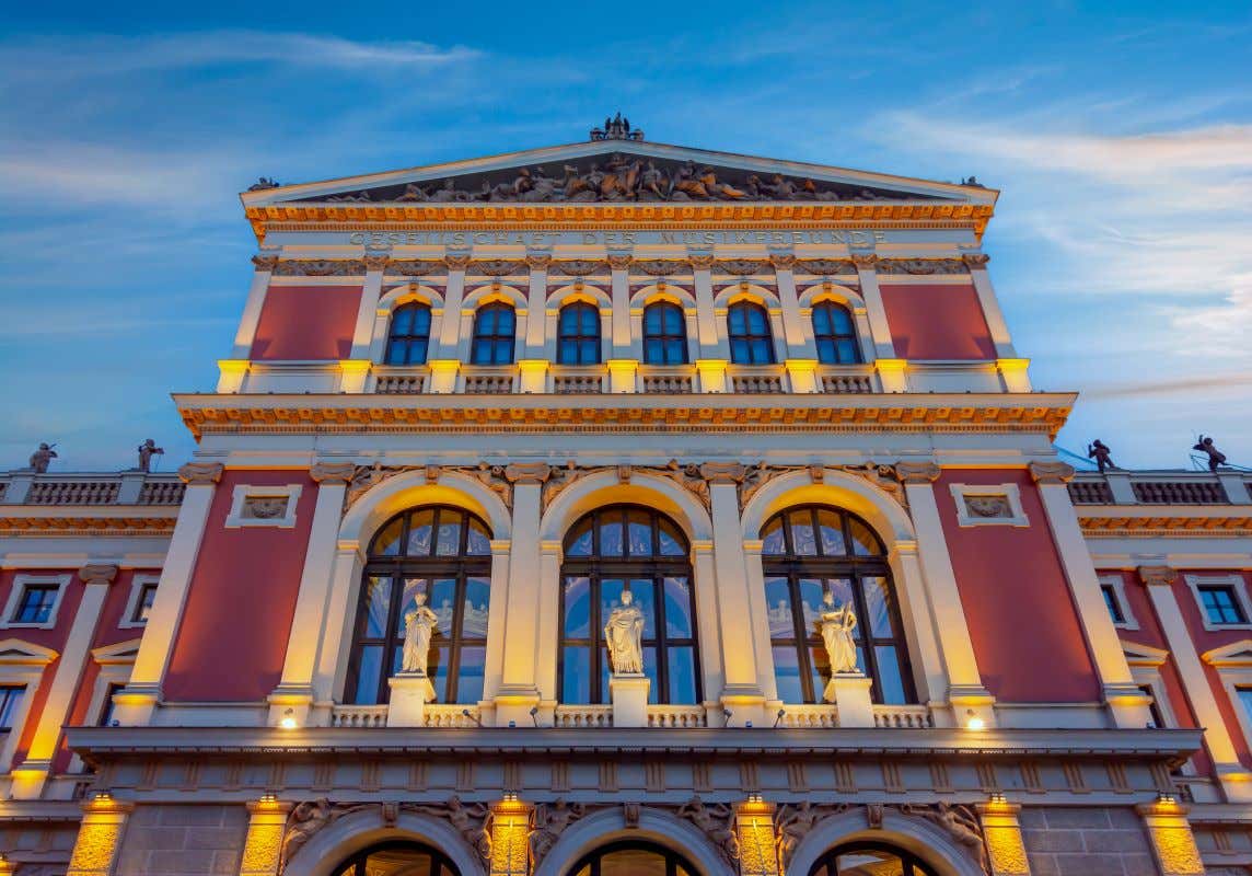 Fachada del Musikverein de Viena iluminada tenuemente al atardecer