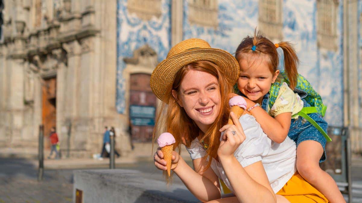 Madre e hija disfrutando de dos helados en una calle de Oporto