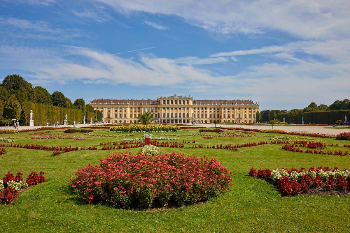 Vista panorámica del Palacio de Schönbrunn en un día despejado