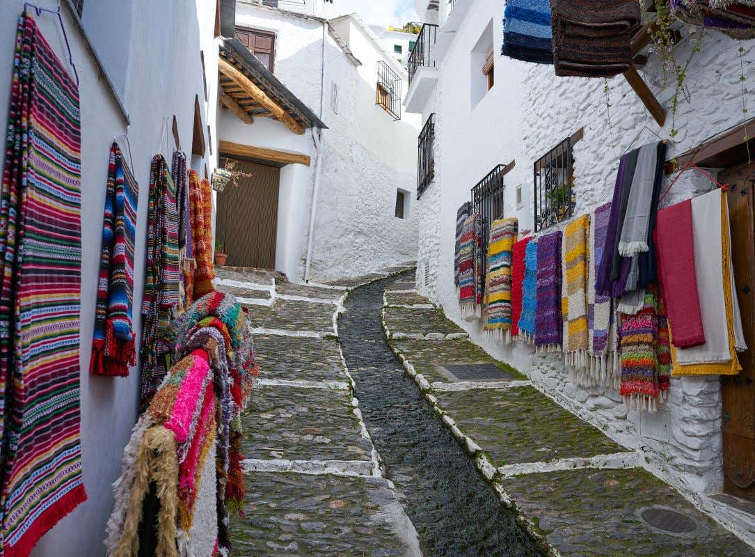 Pueblo de Pampaneira en la Alpujarra con alfombras de colores en sus calles
