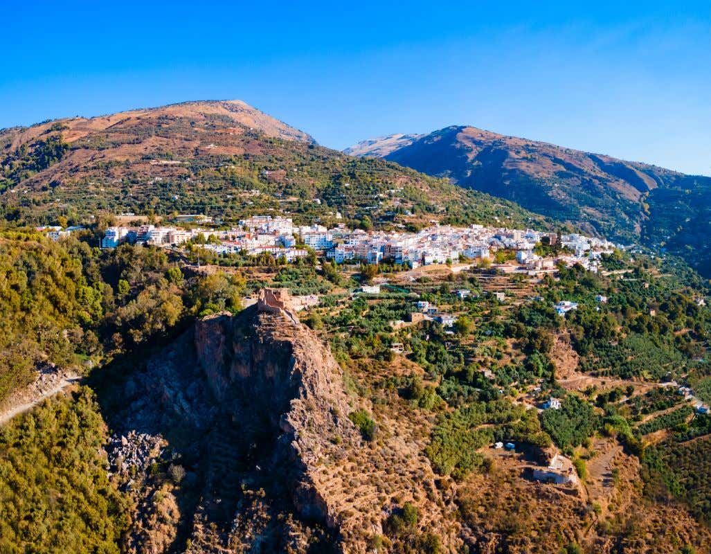 Panorámica de Lanajarón, uno de los pueblos blancos de la Alpujarra, en un día despejado