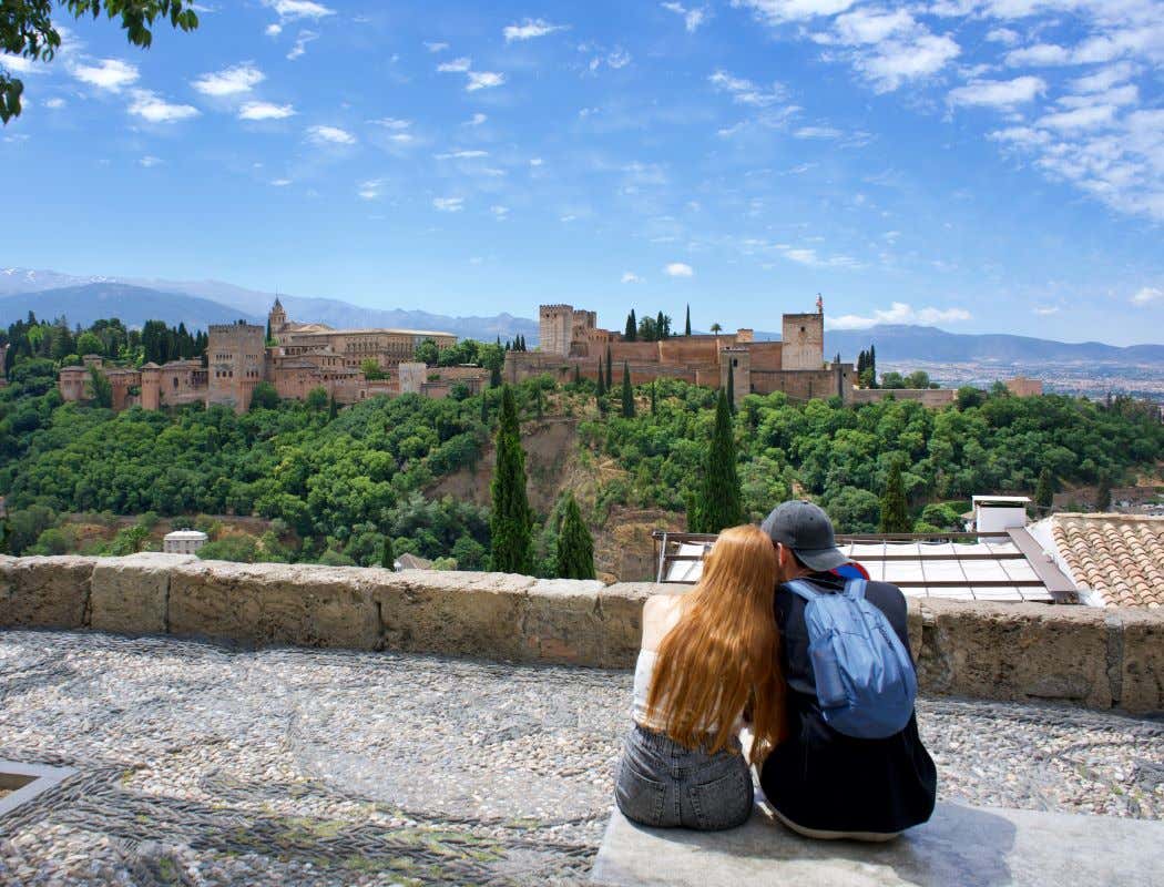 Pareja disfrutando de las vistas de la Alhambra desde el Mirador de San Nicolás