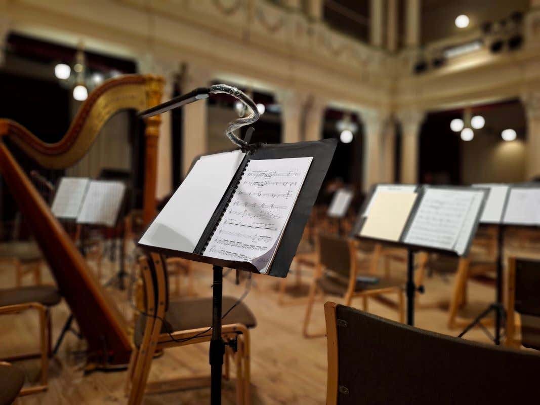 Detalle de unas partituras musicales en el escenario de una sala de conciertos de música clásica
