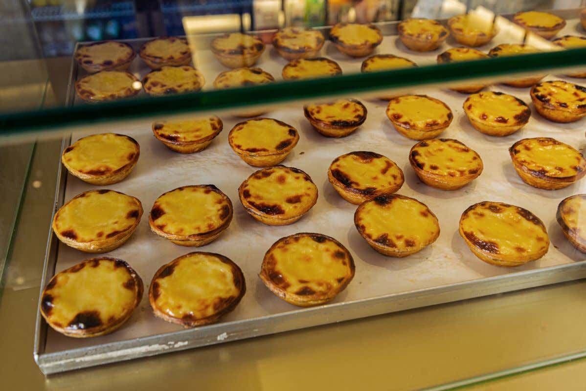 Una bandeja repleta de Pastéis de Nata recién sacados del horno